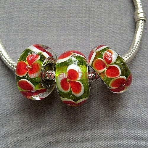 Бусина lampwork Pandora style (Пандора), цветочная бело-красная на травянистом, 1шт - art-berry.ru